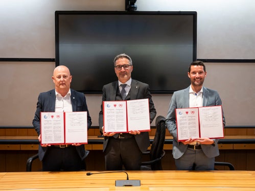 Dopo la firma: da sinistra il presidente dell'Unione provinciale dei Corpi dei vigili del fuoco volontari dell’Alto Adige Martin Künig, il presidente della Provincia Arno Kompatscher e il presidente del Consorzio dei Comuni Dominik Oberstaller. (Foto: USP/Maja Clara)
