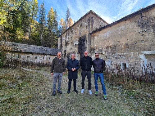 Da sinistra a destra: il consigliere comunale Curti Covi, l'assessore Christian Bianchi, il sindaco di Dobbiaco Martin Rienzner e il consigliere comunale Matteo Andronico. (Foto: USP/Gianluca Crocco)