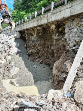 Una fase dei lavori che hanno preso il via nel mese di luglio lungo la strada statale 242 di Val Gardena e Passo Sella. (Foto: ASP/Ufficio Sistemazione bacini montani nord)