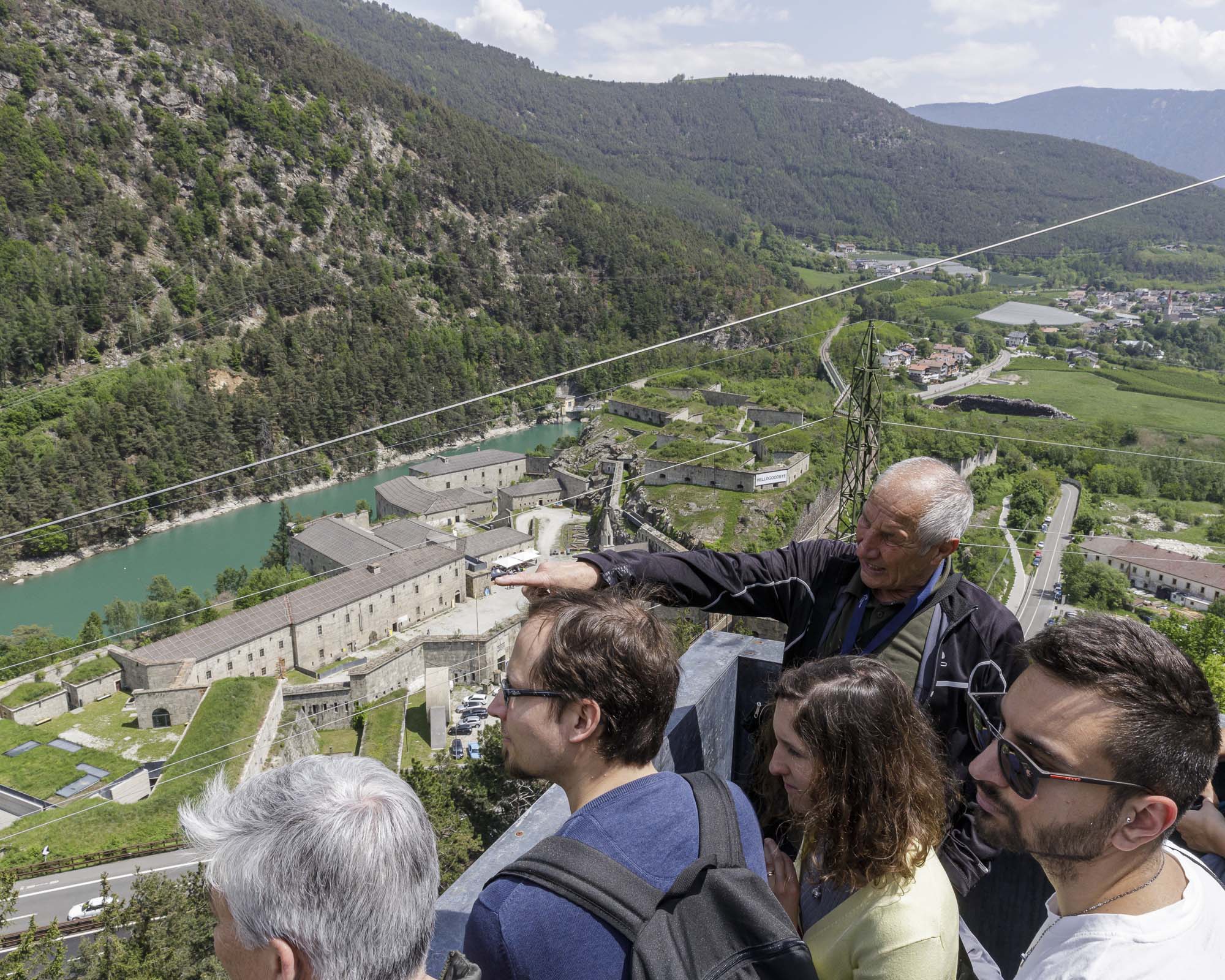 Domenica 19 maggio si celebra in Alto Adige la Giornata internazionale dei musei. Nella foto una visita guidata al Forte di Fortezza, dove tra le attività previste è in programma un laboratorio per bambini incentrato sull'arte di essere invisibili. (Foto: ASP/Tiberio Sorvillo) 
