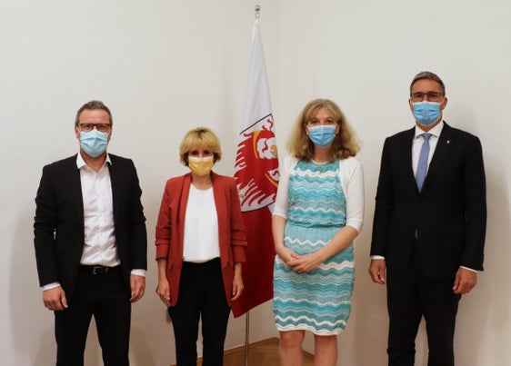 Landeshauptmann Kompatscher und Landesrätin Deeg haben sich mit der neuen VdS-Präsidentin Ladurner und mit Direktor Mair getroffen. (Foto: LPA/Benedikt Werth)