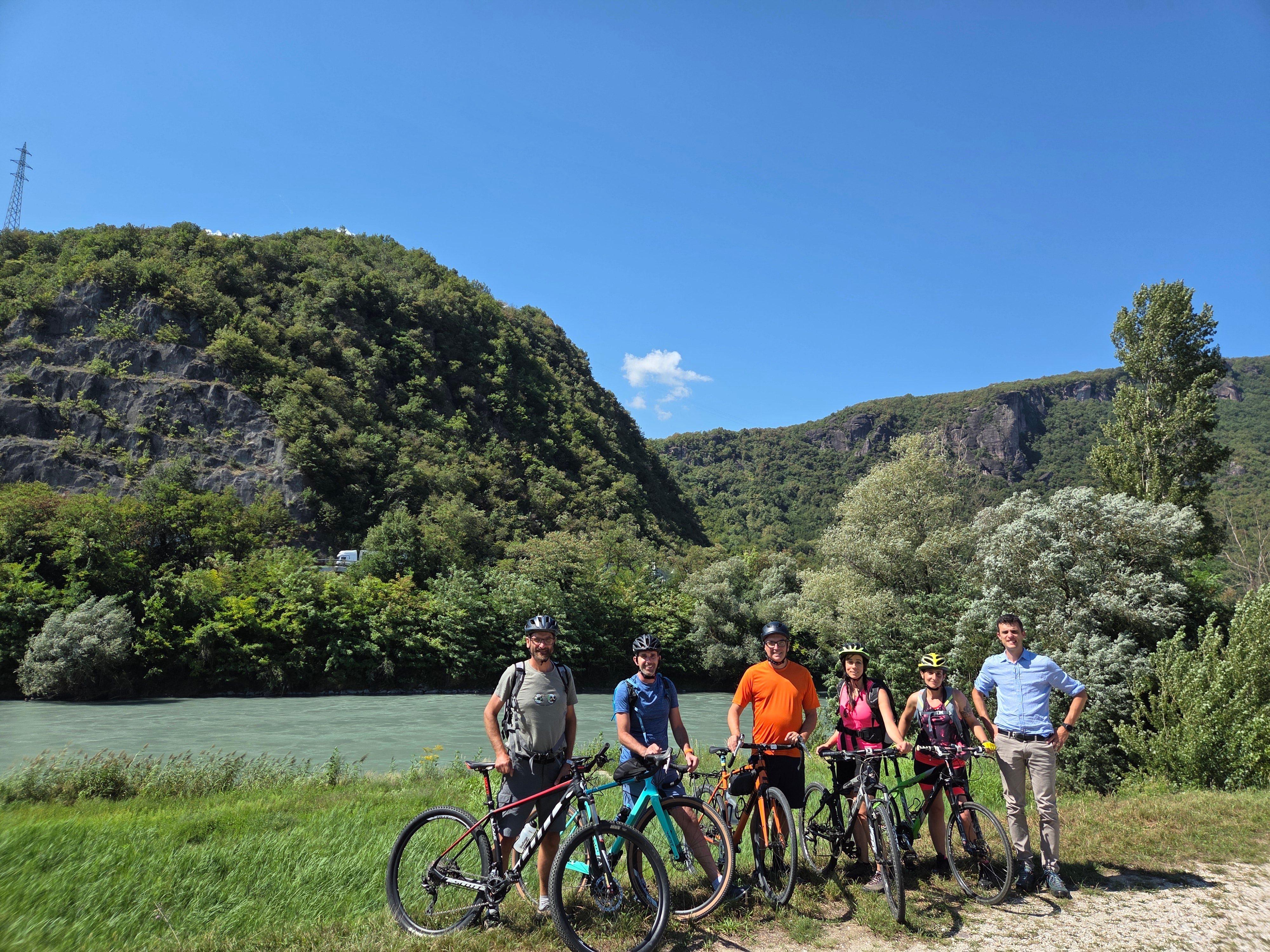 Durante le tappe del tour ciclistico, i colleghi trentini hanno anche avuto modo di conoscere gli interventi attuati per il consolidamento degli argini lungo l'Adige. (Foto: USP/Ufficio Centro funzionale provinciale dell'Agenzia per la Protezione civile)