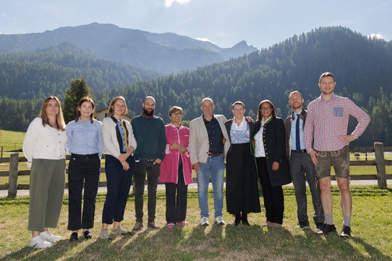 L Vnuest, la Regiun Engiadina Bassa Val Müstair y la Ladinia lëura deberieda per svilupé la cultura tl turism.
(da man drëta: project manager Stefan Graziadei dla Repartiziona Aministrazion Furmazion y Cultura Ladina, diretëur de repartizion Mathias Stuflesser, la presidënta dl chemun Val Müstair Gabriella Binkert-Becchetti, project manager Ellis Kasslatter, Arno Kirchen dla Regiun Engiadina Bassa Val Müstair, la presidënta dla Comunità de comprensore Roselinde Gunsch, Peter Luis Thaler de GWR Vinschgau, Martina Schlapbach dla Regiun Engiadina Bassa Val Müstair, Verena Gufler y Martina Götsch, tramedoves dla Comunità raiunela Vnuest). (Foto: Dominik Täuber)