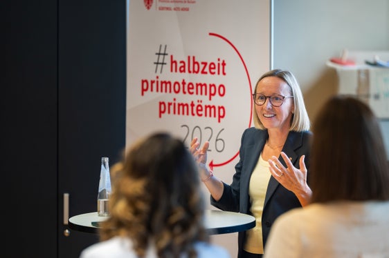 L'assessora provinciale Amhof ha riferito sul successo dell'approccio CLLD (Community-Led Local Development – sviluppo locale di tipo partecipativo): "Il territorio coinvolto nel programma è considerato a livello europeo un pioniere e un modello di studio per lo sviluppo regionale dal basso. Per questo motivo, all'interno della Ripartizione Europa nascerà un centro di competenza specifico per il CLLD". (Foto: USP/Greta Stuefer)