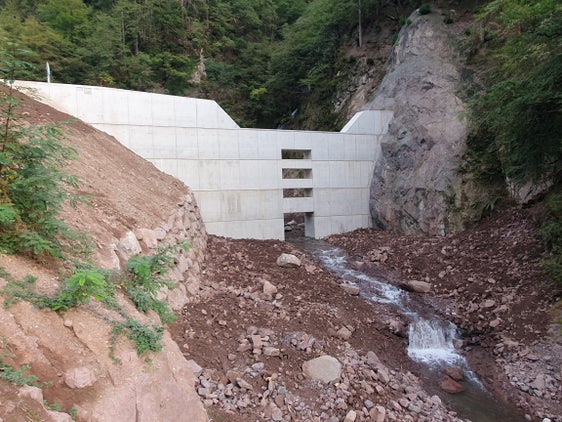 Das Landesamt für Wildbach- und Lawinenverbauung Süd hat die Arbeiten zur Errichtung dieser großen Rückhaltesperre im Sinichbach in der Gemeinde Meran abgeschlossen. (Foto: LPA/Landesamt für Wildbach- und Lawinenverbauung Süd)