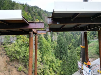 Die neue Brücke auf der Landesstraße im Ultental bei Schloss Eschenlohe ist fast 50 Meter hoch und 160 Meter lang sowie fast 11 Meter breit. (Foto: LPA/DNA) 