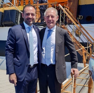 Il vicepresidente della Provincia autonoma di Bolzano Marco Galateo (a sinistra) davanti al veliero Amerigo Vespucci assieme al ministro delle Imprese e del Made in Italy Adolfo Urso. (Foto: USP)
