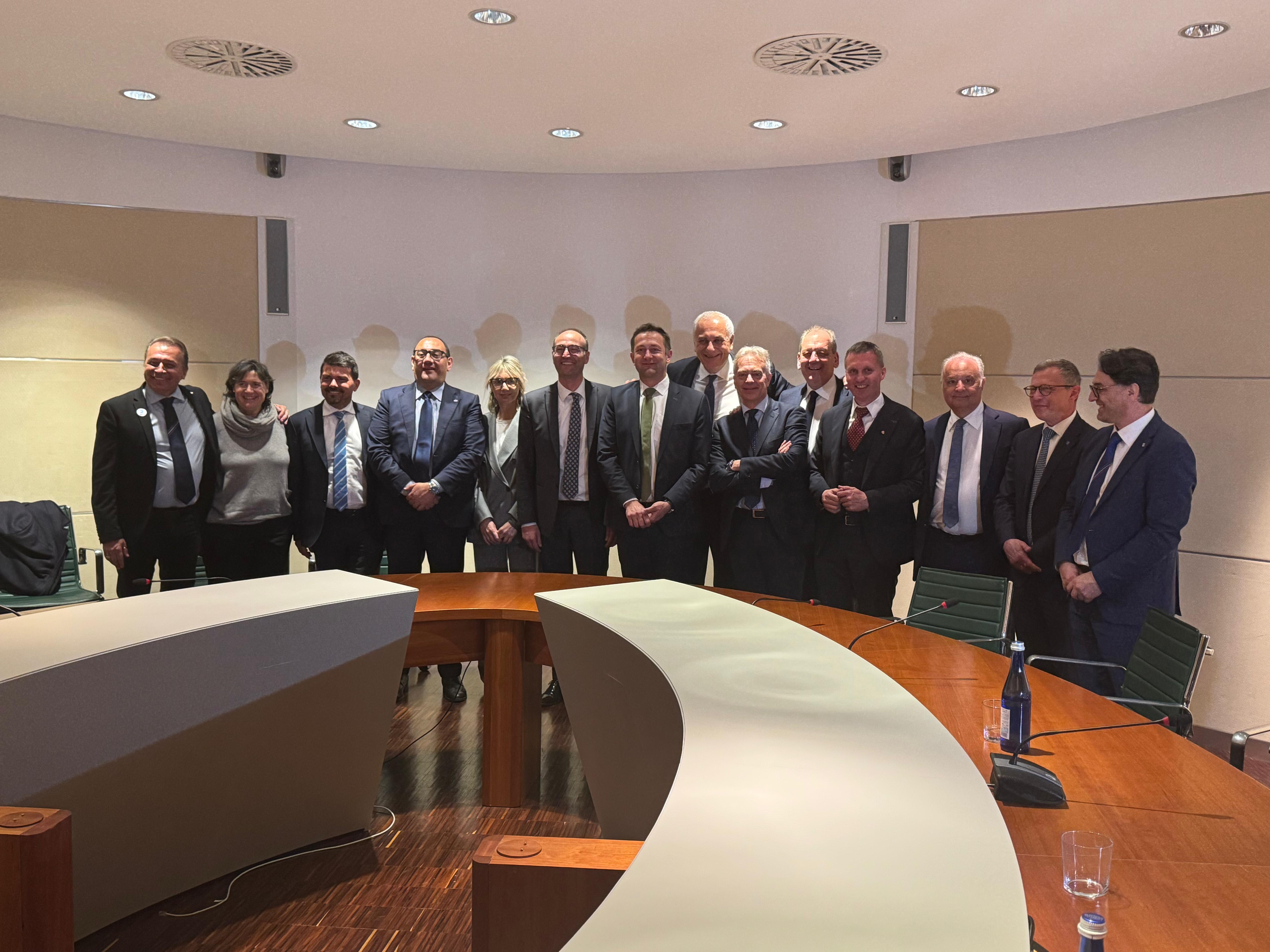 La Commissione politiche agricole con il commissario Ue, Christophe Hansen (Foto: USP/Sabine Pitscheider)