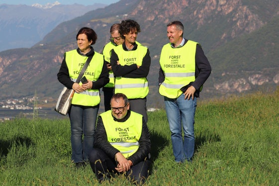 Achtung, Hubschrauber hebt gleich ab (von links): Forsträtin Angelika Aichner, der Direktor des Landesamtes für Forstplanung und stellvertretende Direktor der Landesabteilung Forstdienst Emilio Dallagiacoma, Landesrat Luis Walcher, vorne der Direktor des Landesamtes für Forstplanung Marco Pietrogiovanna, dahinter der Direktor des Forstinspektorats Bozen 1 Rainer Ploner (Foto: LPA/Maja Clara)