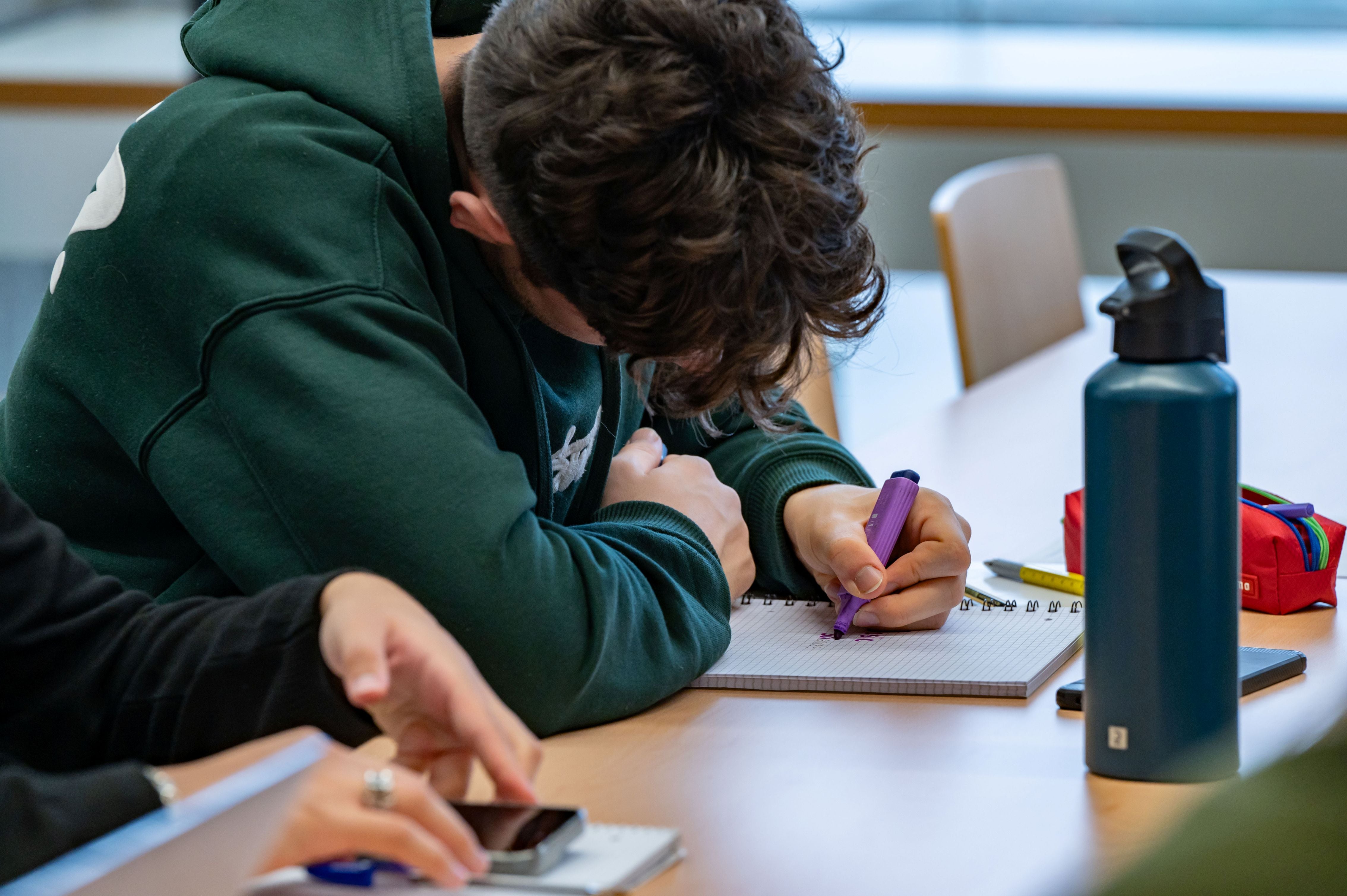 Ammissioni elevate, maturità superata dal 99,63% degli studenti e risultati solidi anche nella formazione professionale per la scuola italiana dell'Alto Adige. (Foto: USP/Greta Stuefer)