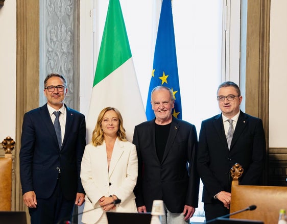 Hanno collaborato per l'elaborazione e l'approvazione della riforma dell'Autonomia: da sinistra il presidente della Provincia autonoma di Bolzano Arno Kompatscher, il presidente del Consiglio dei Ministri Giorgia Meloni, il ministro per gli Affari Regionali e le Autonomie Roberto Calderoli e il presidente della Provincia autonoma di Trento, Maurizio Fugatti. (Foto: USP)