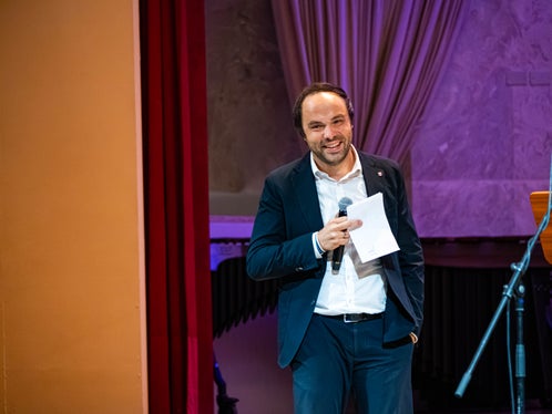 Le scuole di musica sono molto più che semplici luoghi di insegnamento, ha sottolineato l’assessore provinciale Philipp Achammer nel suo discorso di benvenuto. (Foto: USP/Direzione provinciale Scuola musicale tedesca e ladina/Nathan Chizzali)
