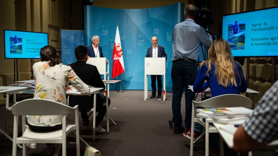 Nelle oltre 200 pagine della Relazione agricola & forestale si possono leggere dati interessanti. Sono destinate ad essere un'opera di riferimento per gli interessati, ma anche un aiuto decisionale per i politici per definire la rotta per il futuro, ha dichiarato l'assessore provinciale Arnold Schuler. (Foto: ASP/Fabio Brucculeri)