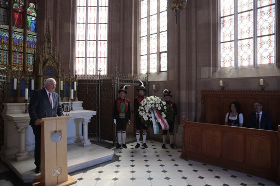 LH Schützenhöfer (stehend): Unsere beiden Länder verbindet eine lange Tradition und eine gemeinsame Geschichte. (Foto: LPA/Tiberio Sorvillo)
