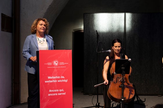 La vicepresidente della Provincia e assessore alla Coesione sociale e alla Famiglia Rosmarie Pamer ha ringraziato le pioniere altoatesine che hanno aperto la strada alle pari opportunità in molti settori. “Ci vogliono ancora coraggio, tenacia e una voce forte e chiara per garantire pari opportunità alle donne”, ha affermato Pamer. (Foto: USP/Manuela Tessaro)