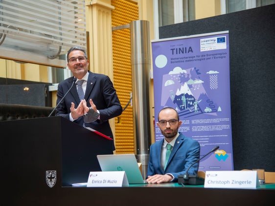 "Wertvoller Dienst zum Schutz der Bürgerinnen und Bürger der Europaregion": Landeshauptmann Arno Kompatscher bei der heutigen Fachtagung zum Euregio-Wetterbericht (Foto: LPA/Fabio Brucculeri)