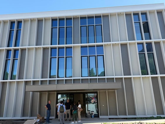 Das neue Gemeinschaftshaus Leifers (im Bild kurz vor der Fertigstellung) nimmt am 3. Juni seinen Betrieb auf. Im Gemeinschaftshaus arbeiten Gesundheits- und Sozialdienste zusammen. Ein Ambulatorium für kleine Dringlichkeiten bietet schnelle Hilfe. (Foto: LPA/Ressort ür Gesundheit)