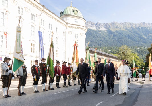Un momento della sfilata durante l'odierna giornata a Innsbruck: nella foto (da sinistra) i presidenti Anton Mattle (Tirolo) e Arno Kompatscher (Alto Adige), il segretario di Stato Florian Tursky e l'abate Leopold Baumberger. (Foto: Land Tirolo/Die Fotografen)
