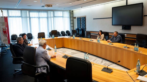 L'assessora alla Sicurezza Ulli Mair (da sinistra), il presidente della Provincia Arno Kompatscher e il segretario generale Eros Magnago hanno discusso con Roberta Bifolchetti (di fronte a sinistra) e Maurizio La Porta dell'Organizzazione Sindacale Autonoma Polizia Penitenziaria (OSAPP). (Foto: USP/Fabio Brucculeri)