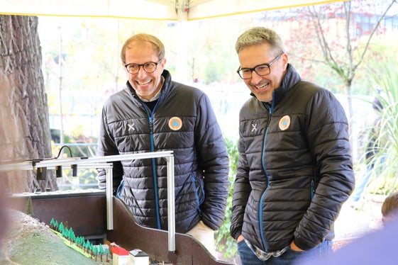 Hochwassermodell in Augenschein genommen: der Direktor der Agentur für Bevölkerungsschutz Klaus Unterweger und Landeshauptmann und Bevölkerungsschutzlandesrat Arno Kompatscher. (Foto: LPA/Maja Clara)