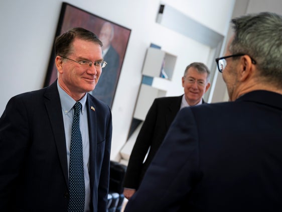 
Der Geschäftsträger der US-Botschaft, Shawn Crowley (von links) traf in Begleitung von Generalkonsul der USA in Mailand, Douglass Benning, Landeshauptmann Kompatscher. (Foto: LPA/Fabio Brucculeri).