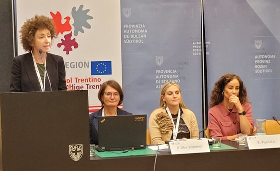 Euregio-Generalsekretärin Elisa Bertò (ganz links) will sich auch künftig für Projekte zur Chanchengleichheit einsetzen und grenzüberschreitende Netzwerke zwischen Frauen vorantreiben. (Foto: Euregio)