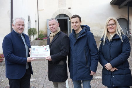 Auch die Fachoberschule für Landwirtschaft Auer ist Teil einer Euregio-Schulpartnerschaft (mit den Zillertaler Tourismusschulen). Im Bild (v.l.) Schuldirektor Christian Gallmetzer mit Euregio-Generalsekretär sowie Martin Nock und Elena Rado von der Fachoberschule für Landwirtschaft Auer. (Foto: Euregio)