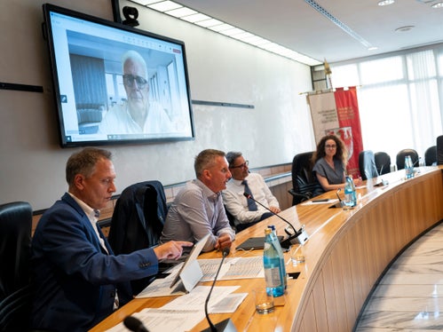 Für das Land Südtirol saßen am Verhandlungstisch (von links):  der Direktor des Ressorts Land- und Forstwirtschaft und Tourismus Ulrich Höllrigl, Landesrat Luis Walcher, Landeshauptmann Arno Kompatscher  und die Koordinatorin des Funktionsbereichs Tourismus Elisa Montali. (Foto: LPA/Fabio Brucculeri)