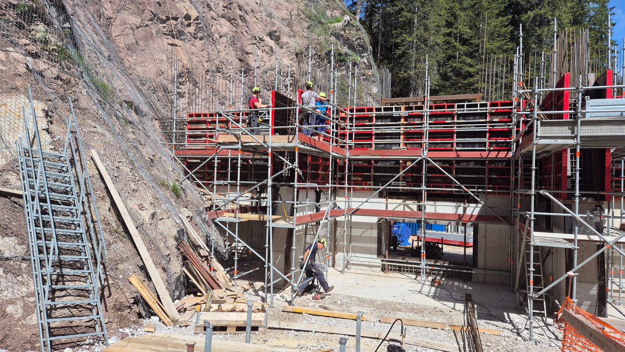 A giugno sono iniziati i lavori di preparazione per la costruzione di una barriera di contenimento sul Rio Sesto: ora gli interventi sono in fase di conclusione. (Foto: USP/Ufficio sistemazione bacini montani est)