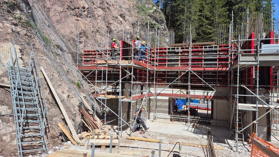 A giugno sono iniziati i lavori di preparazione per la costruzione di una barriera di contenimento sul Rio Sesto: ora gli interventi sono in fase di conclusione. (Foto: USP/Ufficio sistemazione bacini montani est)