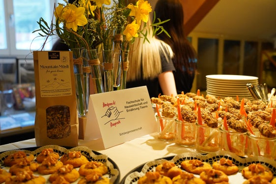 Gelungener Auftritt: Die Schülergenossenschaft "hondgmocht & hausgmocht" der Fachschule für Hauswirtschaft und Ernährung Tisens bei der Eröffnung der Gastvitrine "Die Kraft der Hände - Bäuerinnen im Fokus" im Frauenmuseum Meran am 5. März. (Foto: LPA/Südtiroler Bäuerinnenorganisation) 