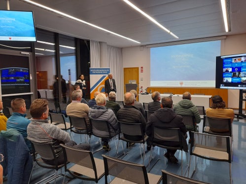 Die Mitglieder der Gemeinde-Lawinenkommissionen haben sich gestern (22. November) Abend bei ihrem jährlichen Winteropening über Neuigkeiten informiert und ausgetauscht. (Foto: LPA/Maja Clara)