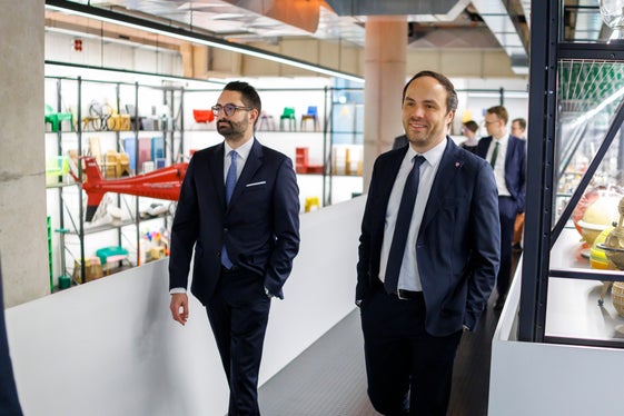 “In un'epoca in cui l'intelligenza artificiale sta acquisendo sempre più importanza, lo scambio è più importante che mai: consente di sfruttare in modo efficiente le opportunità offerte dall'IA e, allo stesso tempo, di affrontare insieme le sfide ad essa associate”, sottolinea l'assessore Achammer. (Foto: BKM/Photothek)