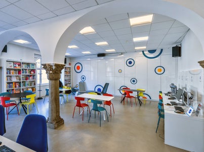 Wer gerne mit Medien&nbsp;arbeitet, Bildung mitgestaltet und einen sicheren Arbeitsplatz mit Sinn sucht, kann beim Wettbewerb der Landesverwaltung für die unbefristete Aufnahme von 27 Bibliothekarinnen und Bibliothekaren der VII. Funktionsebene mitmachen. (Foto: LPA/Peter Daldos)