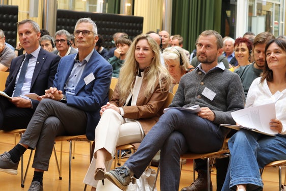 Bei der Fachtagung MarmoGen im Innenhof im Landhaus 1 in Bozen (von links): Forstwirtschaftslandesrat Luis Walcher, der Direktor der Landesabteilung Forstdienst Günther Unterthiner, die Direktorin der Agentur Landesdomäne Sophie Biamino, der Direktor des Bereichs Forstbetrieb Andreas Agreiter, die Erste Mitarbeiterin des Landesamtes für Wildtiermanagement in der Landesabteilung Forstdienst Tanja Nössing. (Foto: LPA/Maja Clara)