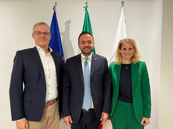Da sinistra il presidente dell'Unione commercio turismo servizi Philipp Moser, l'assessore provinciale allo Sviluppo economico Marco Galateo e la direttrice dell'Unione Sabine Mayr (Foto: USP)