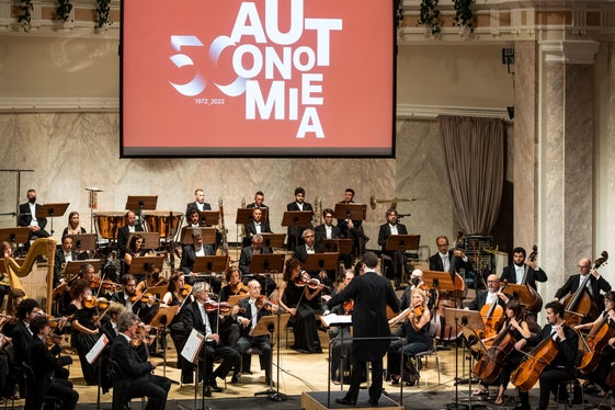 Das Haydn-Orcherster sorgte für die musikalische Hommage an 50 Jahre Autonomiestatut. (Foto: LPA/Ivo Corrá)