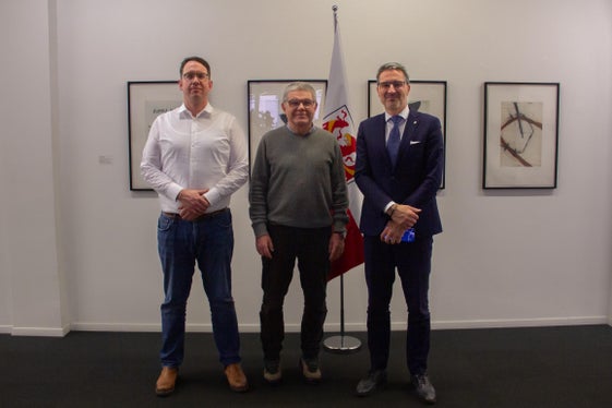 Vereinbarung unterzeichnet: (v.r.) Landeshauptmann Arno Kompatscher und die DAV-Landshut-Vorsitzenden Bernhard Tschochner und Maximilian Weh  (Foto: LPA/Greta Stuefer)
