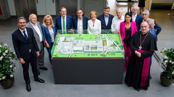 Landeshauptmann und Gesundheitslandesrat Kompatscher (l.) und Bischof Muser (r.) mit politischen Wegbereitern des Projektes und Ehrengästen: (v.l.) Altlandeshauptmann Durnwalder, Landtagspräsidentin Rita Mattei, Bautenlandesrat Bessone, die ehemaligen Landesräte Theiner, Stocker, Widmann (Gesundheit) und Mussner (Bauten), Direktorin des Gesundheitsbezirks Bozen, Pechlaner, Generaldirektor des Südtiroler Gesundheitsbetriebs, Zerzer, der ehemalige Sabes-Generaldirektor Andreas Fabi und Regierungskommissär Vito Cusumano. (Foto: LPA/Fabio Brucculeri)