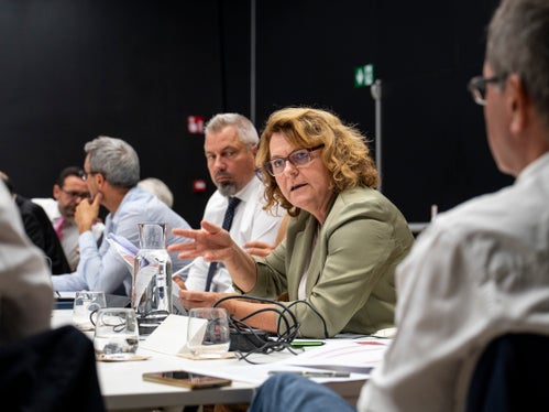 I membri della Giunta provinciale hanno discusso, tra l’altro, delle misure volte a rafforzare il potere d’acquisto, a migliorare la conciliabilità tra famiglia e lavoro e a garantire alloggi a prezzi accessibili. Nella foto la vicepresidente della Provincia Rosmarie Pamer, dietro di lei il direttore generale Alexander Steiner. (Foto: USP/Fabio Brucculeri)