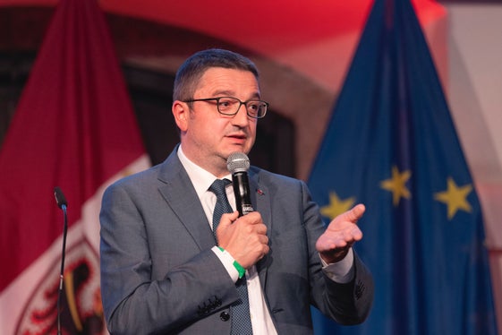 Der Trentiner LH Fugatti bei seiner Ansprache beim ersten Euregio-Gemeindetag (Foto: Land Tirol/Sedlak)