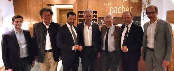 Jagdverantwortliche unter sich (von links): Benedikt Terzer, Geschäftsführer des Südtiroler Jagdverbands, Südtirols Landesjägermeister Günther Rabensteiner, Tirols Landeshauptmannstellvertreter Georg Dornauer, Landesrat Arnold Schuler, Tirols Landesjägermeister Anton Larcher, Tirols Land- und Forstwirtschaftslandesrat und Landeshauptmannstellvertreter Josef Geisler und Klaus Unterweger, Direktor des Landesressorts für Land- und Forstwirtschaft. (Foto: LPA/Ressort für Land- und Forstwirtschaft)


