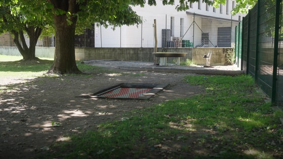 Nel parco giochi della zona sportiva di Lana è stato installato un trampolino accessibile anche alle persone in sedia a rotelle. (Foto: USP)
