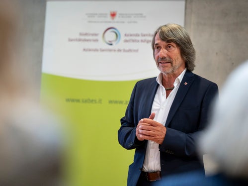 Die nun umgesetzten PNRR-Maßnahmen erhöhen die Sicherheit im Krakenhaus Bozen, verbessern die Betreuung der Patientinnen und Patienten und stärken die Kompetenz der Führungskräfte im Gesundheitswesen, sagt Gesundheitslandesrat Hubert Messner. (Foto: LPA/Fabio Brucculeri)