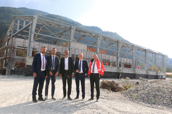 Il check point per i mezzi pesanti dovrebbe entrare a pieno regime nell'estate del 2025. Nella foto posano soddisfatti (da sinistra) l'assessore provinciale Daniel Alfreider, il presidente dell'A22 Hartmann Reichhalter, il presidente Arno Kompatscher, l'amministratore delegato dell'A22 Diego Cattoni e Carlo Costa, direttore tecnico generale dell'Autostrada del Brennero. Sullo sfondo si intravede il cantiere della nuova ed innovativa sala prove del futura check point. (Foto: USP/Ingo Dejaco)