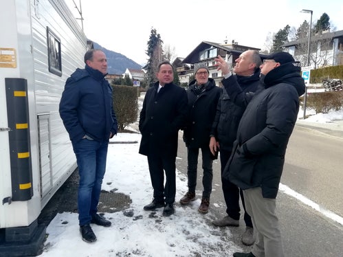 Besichtigung der neuen Luftmessstation Sterzing (v.l.): LR Vettorato, Bürgermeister Volgger, Stadtrat Heinrich Forer, Direktor des Labors für Luftanalysen und Strahlenschutz Luca Verdi und Mitarbeiter Oswald Vigl. (Foto: Landesagentur für Umwelt und Klimaschutz/Nadia Franzoi)
 
