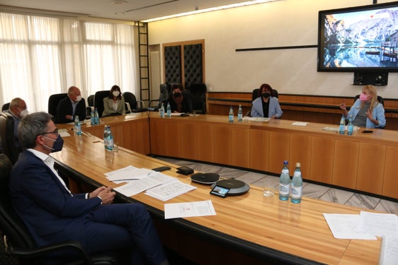 Wohnen, Energie, Telekommunikation und Finanzen nannte Verbraucherzentrale-Geschäftsführerin Bauhofer (r.) im Landesbeirat für Verbraucherschutz als Dauerbrenner für die Konsumenten. (Foto: LPA/Guido Steinegger)
