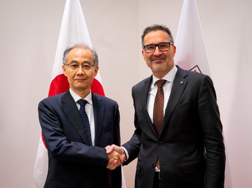Generalkonsul Japans in Mailand, Kobayashi Toshiaki (links), tauschte sich mit Landeshauptmann Arno Kompatscher  im Palais Widmann aus. (Foto: LPA/Fabio Brucculeri)
