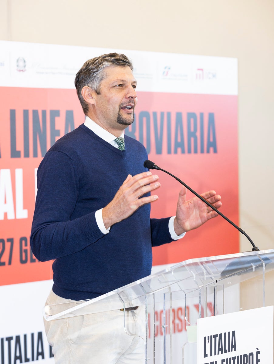 È un momento fondamentale per ritornare sui nostri treni dopo un anno di cantieri sulla linea della Pusteria. Oggi il primo passo importante con la riapertura della linea: la mobilità è al servizio della cittadinanza ed è stato un piacere viaggiare stamattina assieme ai pendolari, ha rimarcato l'assessore Alfreider. (Foto: USP/Tiberio Sorvillo)