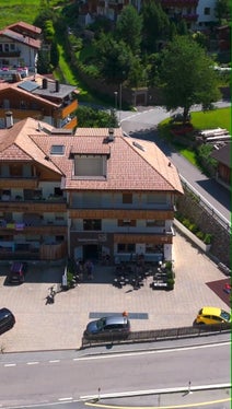 Im Zentrum von Katharinaberg am Eingang des Schnalstals, im Erdgeschoß eines Mehrfamilienhauses hält der 27-jährige Adrian Weithaler eine Bar als Treffpunkt und das Dorfladele zur Sicherung des täglichen Bedarfs am Leben und wird dafür vom Land Südtirol finanziell unterstützt. (Foto: LPA/SanKathrein/Adrian Weithaler)